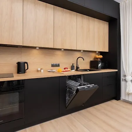 Atmospheric Near The Train Station By Renters Apartmán *