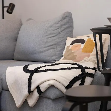 Apartment Atmospheric Near The Train Station By Renters *