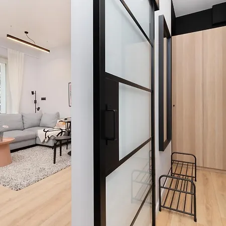 Apartment Atmospheric Near The Train Station By Renters *