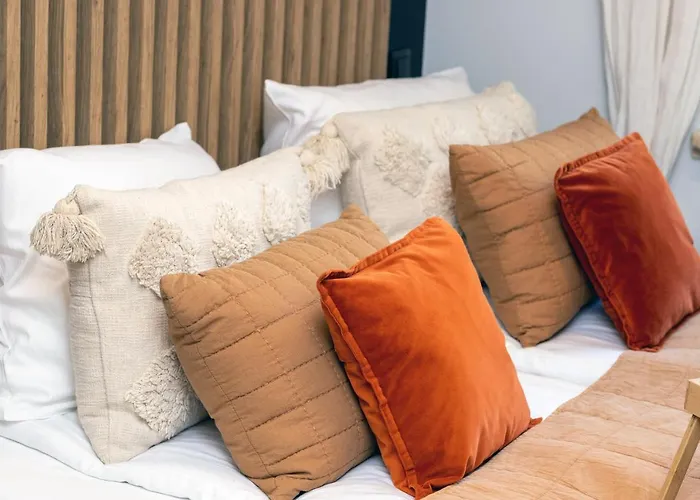 Appartement Atmospheric Near The Train Station By Renters